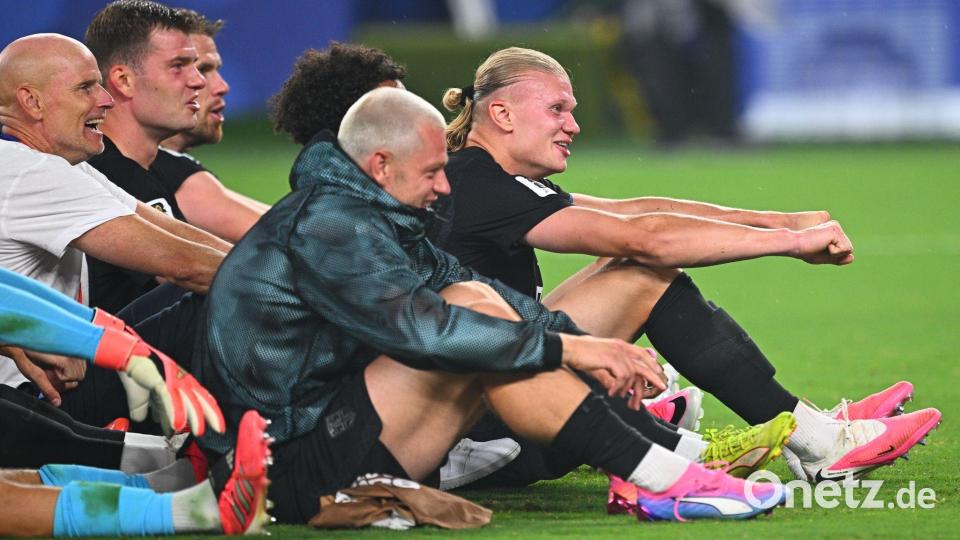 Vorzeitig im Sechzehntelfinale: Erling Haaland (r.) und seine Norweger. Bild: Tom Weller/dpa