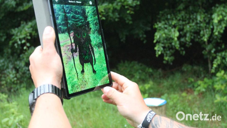 Bei der interaktiven Tour am Schellenberg gibt es am Tablet viel zu entdecken. Bild: Josef Pilfusek