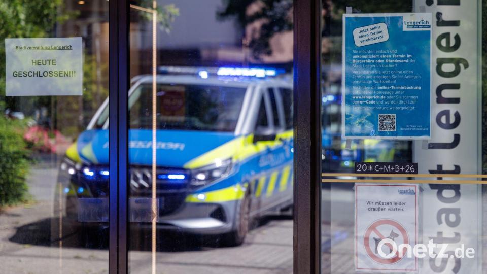 Ein Mann hat sich im Rathaus von Lengerich bei Münster mit einer brennbaren Flüssigkeit übergossen. Bild: David Ebener/dpa