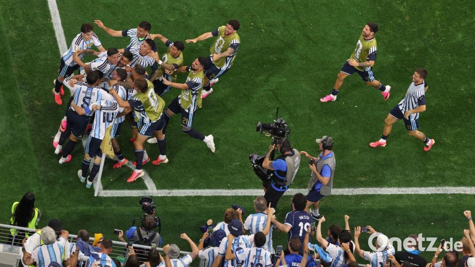 Der Argentinier Lionel Messi (l/unten) freut sich über sein zweites Tor. Bild: Sam Hodde/AP/dpa