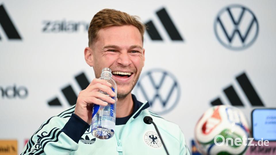 Trinkt mit seinen Teamkollegen gerne mal ein stilles Wasser: Joshua Kimmich. (Archivbild) Bild: Federico Gambarini/dpa