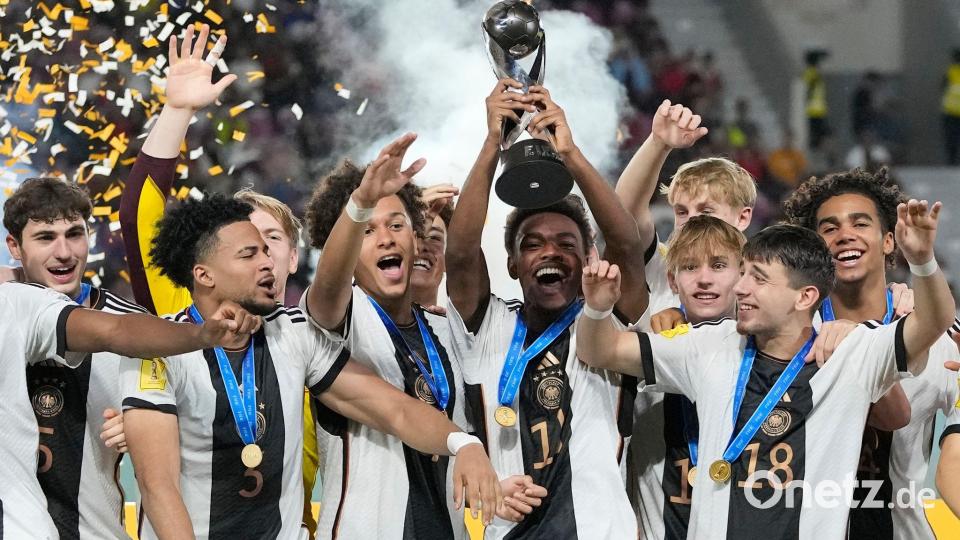 Die deutsche U17 wurde 2023 Weltmeister - der Sprung aus dieser Altersklasse zu den Profis ist schwer. (Archivbild) Bild: Achmad Ibrahim/AP