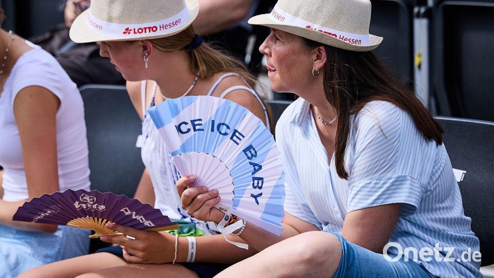 Bad Homburg: Handfächer auf den Rängen – Hitze begleitet das WTA-Match Lys gegen Navarro Bild: Mathias Schulz/dpa
