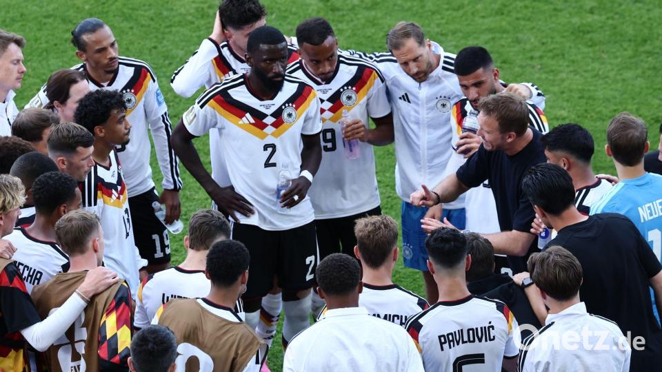 Plötzlich wieder mittendrin und im Fokus: Antonio Rüdiger (Nr. 2) während einer Trinkpause gegen die Elfenbeinküste. Bild: Christian Charisius/dpa
