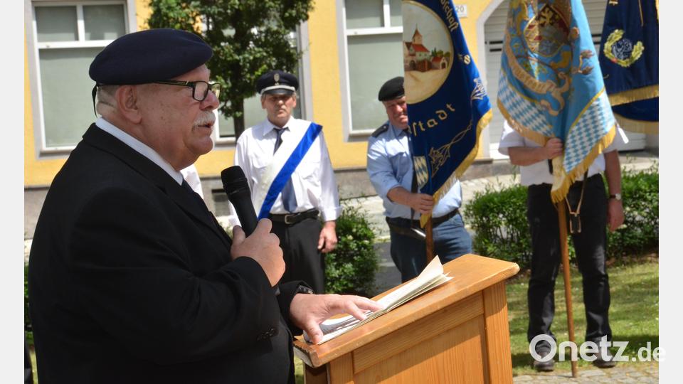 Zahlreiche Fahnenabordnungen, Ehrengäste und Vereinsmitglieder nahmen an der Feier teil. Von der katholischen Stadtpfarrkirche aus setzte sich der Festzug unter der Leitung des Vorsitzenden des Soldatenvereins Vohenstrauß, Günter Schober, in Bewegung. Bild: Elisabeth Dobmayer