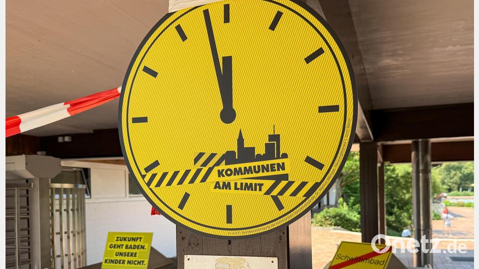 Ist es erst fünf vor Zwölf, wie die Uhr am Amberger Hockermühlbad anzeigt? Oder doch schon fünf nach Zwölf? Ambergs Oberbürgermeister Michael Fritz und Stadtkämmerer Jens Wein schlagen Alarm. Bild: Petra Hartl