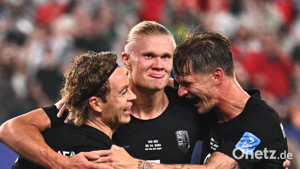 Erling Haaland (M) jubelt nach seinem Tor zum 3:1 mit Patrick Berg und David Möller Wolfe. Bild: Tom Weller/dpa