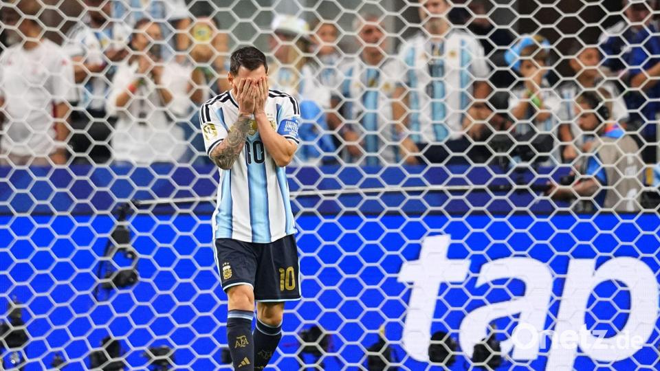 Lionel Messi kann es selbst kaum glauben: Er hat gegen Österreich einen Elfmeter verschossen. Bild: Julio Cortez/AP/dpa