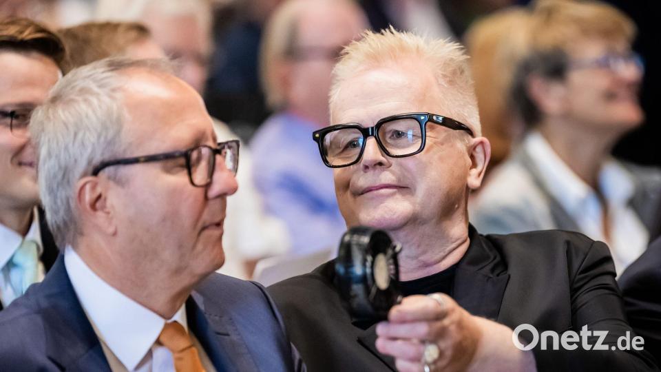Es war warm bei der Verleihung: Herbert Grönemeyer hielt Andreas Voßkuhle, ehemaliger Präsident des Bundesverfassungsgerichts und Senatspräsident der Deutschen Nationalstiftung, daher einen Handventilator hin. Bild: Christoph Soeder/dpa