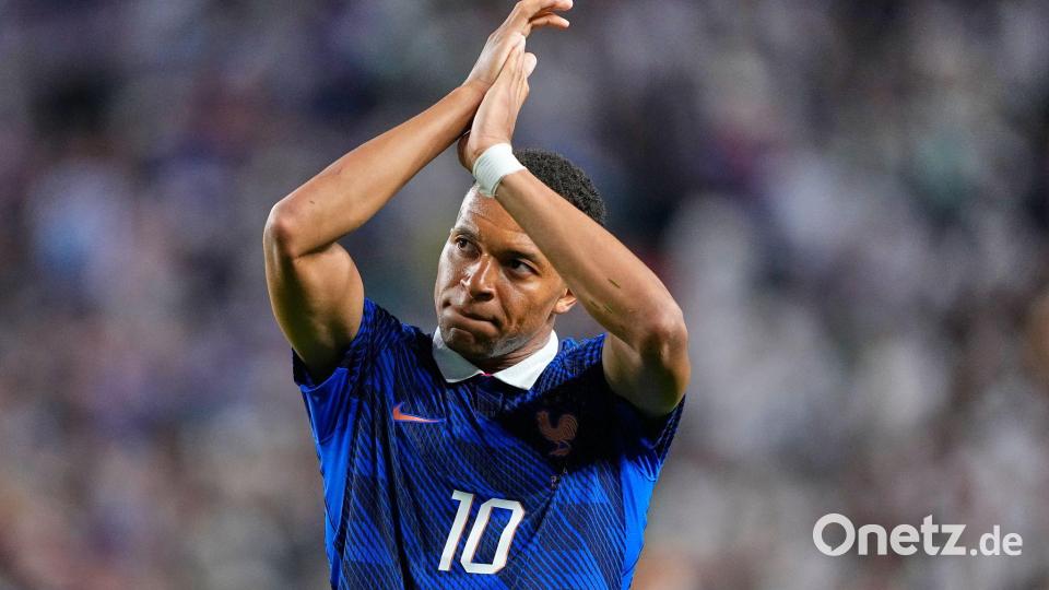 Verließ das Feld unter tosendem Applaus: Kylian Mbappé. Bild: Petr David Josek/AP/dpa