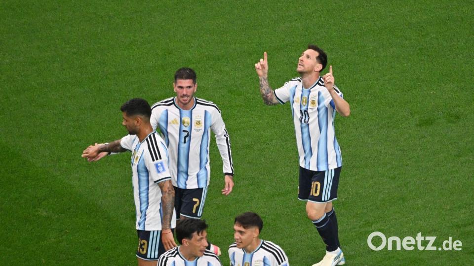 Lionel Messi (r.) nach seinem WM-Rekordtor. Bild: Jessica Tobias/AP/dpa