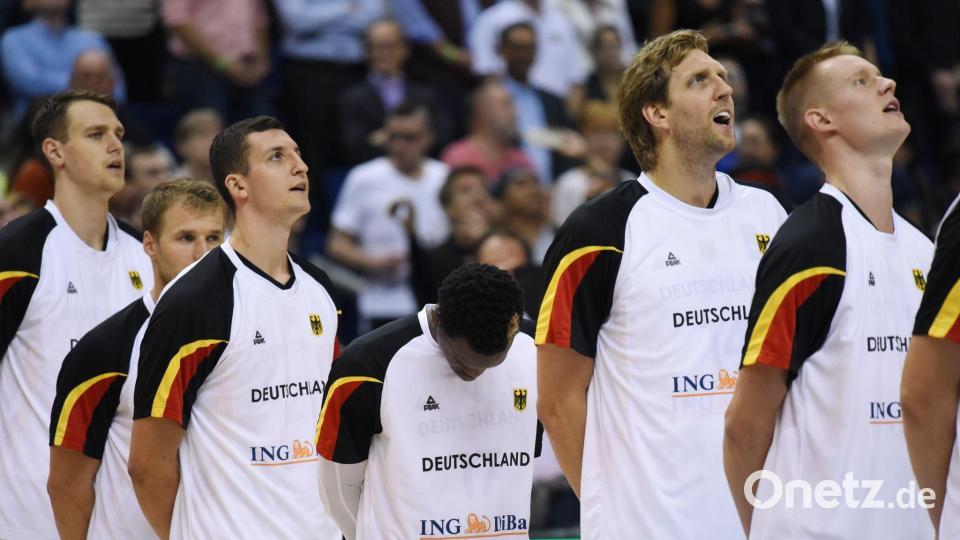 Paul Zipser (3.v.l.) spielte in der Nationalmannschaft mit Legende Dirk Nowitzki. (Archivbild) Bild: picture alliance / dpa