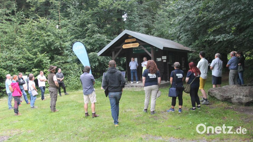 Der Erlebnispfad wird im Beisein von Ehrengästen, darunter auch mehrerer Bürgermeister, eröffnet. Bild: Josef Pilfusek