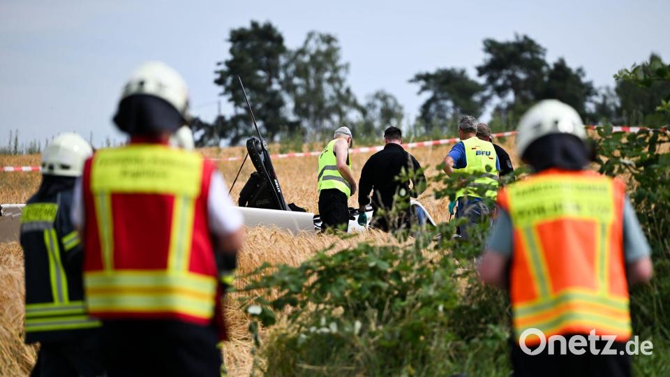 Rettungskräfte waren an der Absturzstelle. Bild: Florian Wiegand/dpa
