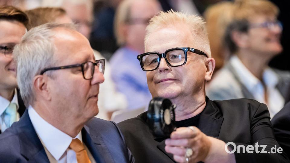 Berlin: Kleine Geste, großer Preis - Preisträger Grönemeyer kühlt Voßkuhle bei der Nationalpreis-Verleihung ab Bild: Christoph Soeder/dpa