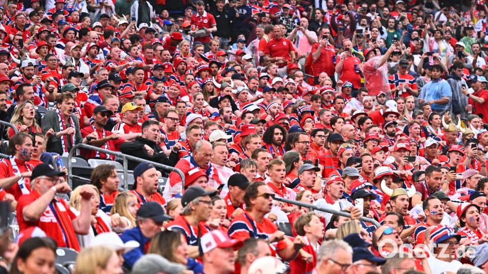 Norwegens Fans zeigten erneut ihre Ruder-Choreografie. Bild: Tom Weller/dpa