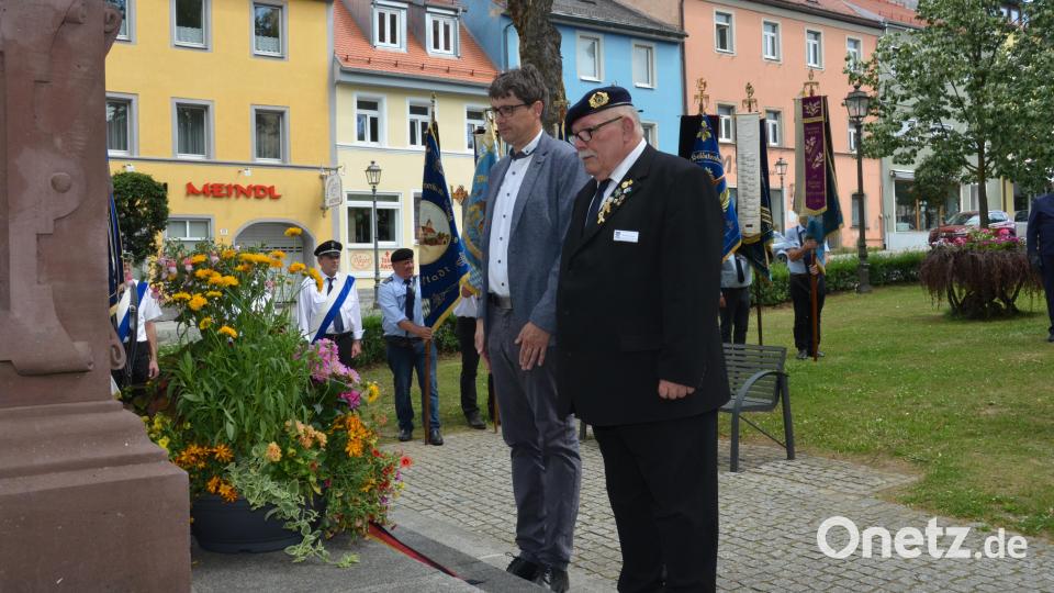 Am Alten Kriegerdenkmal stellten Bürgermeister Uli Münchmeier und Kreisvorsitzender Richard Berger (rechts) eine Blumenschale ab. Sie würdigten damit das Gedenken an die vielen Kriegsopfer. Bild: Elisabeth Dobmayer