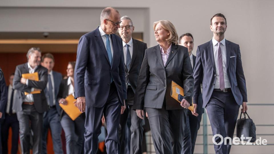 Bundeskanzler Friedrich Merz (CDU) und Sozialministerin Bärbel Bas (SPD) haben viel Lob für die Vorschläge der Rentenkommission. Bild: Michael Kappeler/dpa