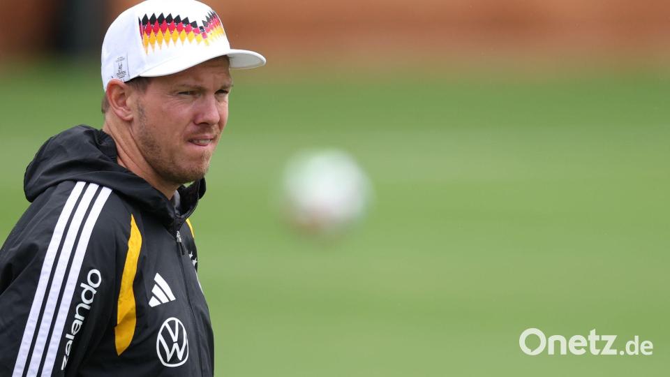 Julian Nagelsmann schaut beim DFB-Training ganz genau hin. Bild: Jan Woitas/dpa