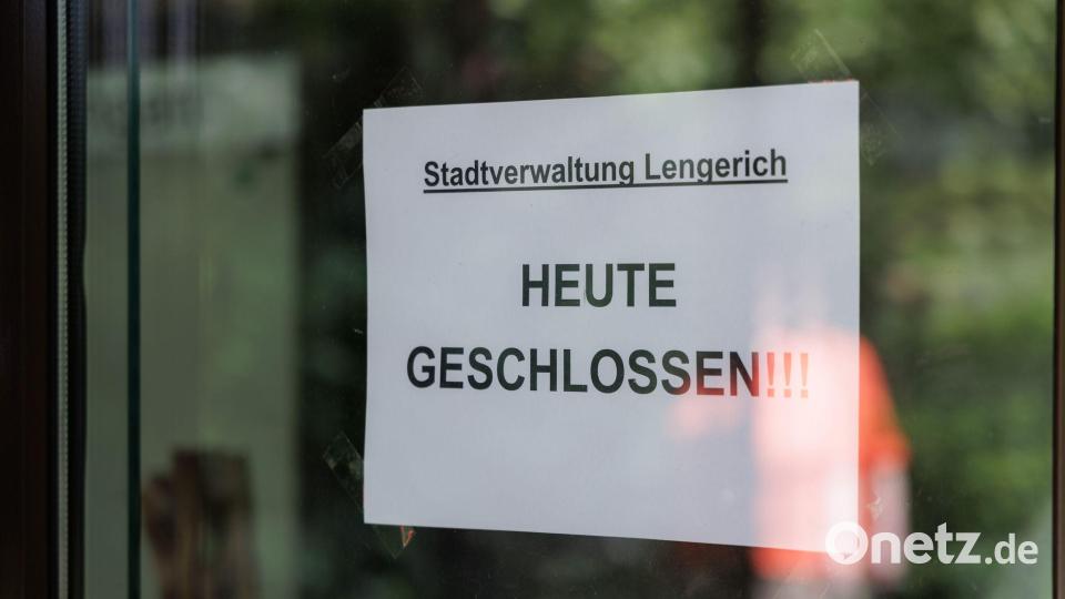Das Rathaus blieb nach dem Großeinsatz für den Rest des Tages geschlossen. Bild: David Ebener/dpa
