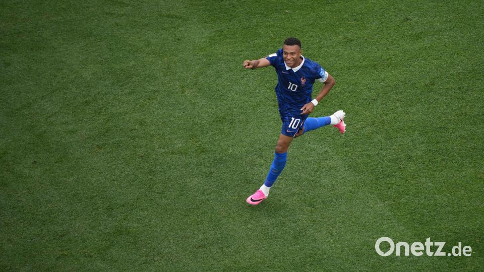 Lässt sich nicht abschütteln: Kylian Mbappé jagt den Torrekod. Bild: Matt Rourke/AP/dpa