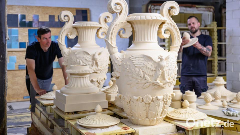 Die Vasen der Orangerie werden erneuert. Bild: Patrick Pleul/dpa