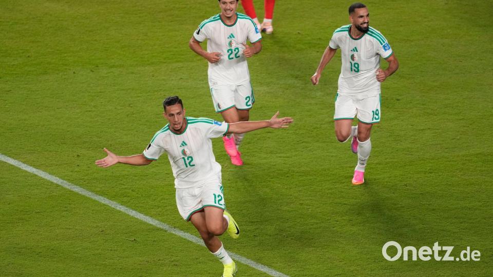 Algerien dreht die Partie gegen Jordanien. Bild: Jeff Chiu/AP/dpa