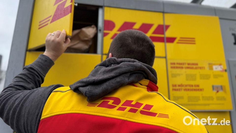 Rein in den Automaten, damit der Empfänger die Sendung später abholt: ein DHL-Paketbote bei der Abgabe von Sendungen an einer DHL-Packstation. Bild: Wolf von Dewitz/dpa-Zentralbild/dpa