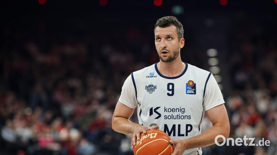 Paul Zipser: „Alleine mit der rechten Hand ins Handy zu tippen, war ultra schwierig.“ (Archivbild) Bild: Christian Charisius/dpa