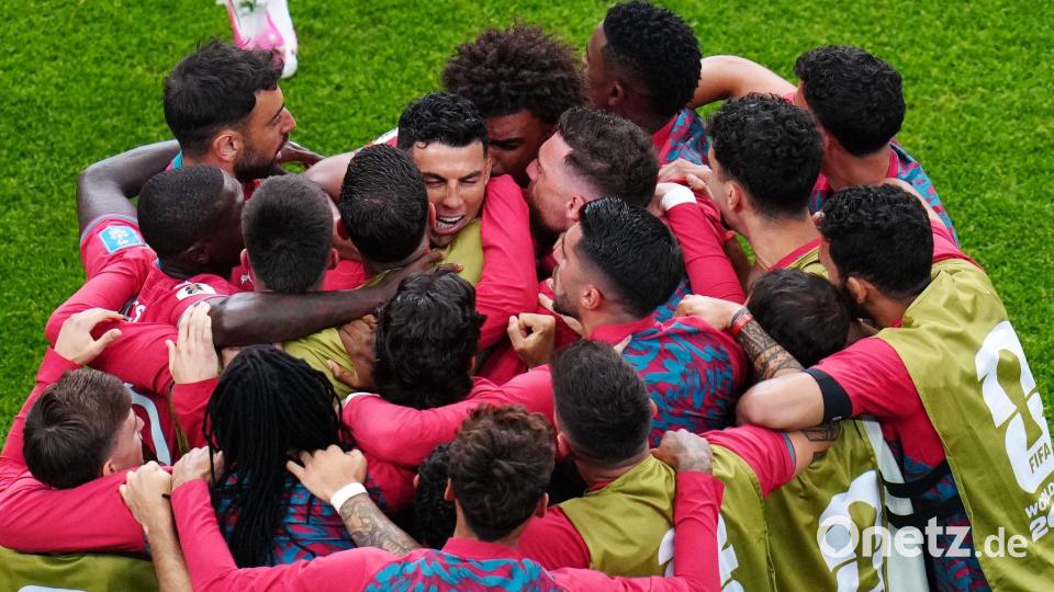 Ronaldo ließ sich von seinen Teamkollegen feiern. Bild: Karen Warren/AP/dpa