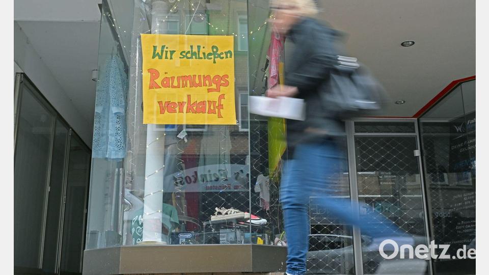 Wenn die Menschen für Energie und Lebensmittel mehr zahlen müssen, halten sie sich beim Konsum zurück. Das bekommt der Einzelhandel zu spüren. (Symbolbild) Bild: Michael Brandt/dpa