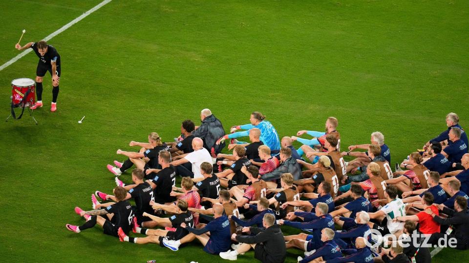 East Rutherford: Nach dem Sieg wird gerudert – Norwegens WM-Jubelritual gegen Senegal in East Rutherford Bild: Seth Wenig/AP/dpa