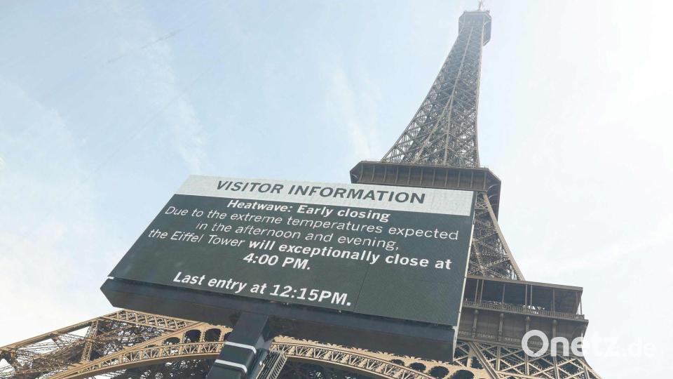 Paris: Hitzewelle trifft Wahrzeichen – Eiffelturm macht früher dicht, Ansage leuchtet auf XXL-Leinwand Bild: Charlotte Siemon/AFP/dpa