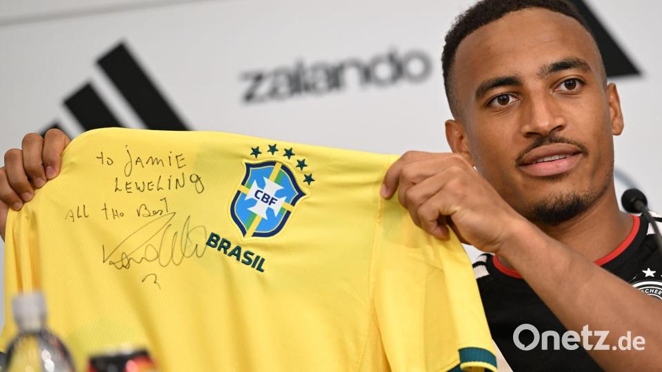 Jamie Leweling zeigt das Brasilien-Trikot mit der Unterschrift von Ronaldo. Bild: Federico Gambarini/dpa