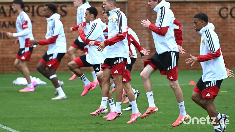 Für das DFB-Training mussten die Regenjacken ausgepackt werden. Bild: Federico Gambarini/dpa