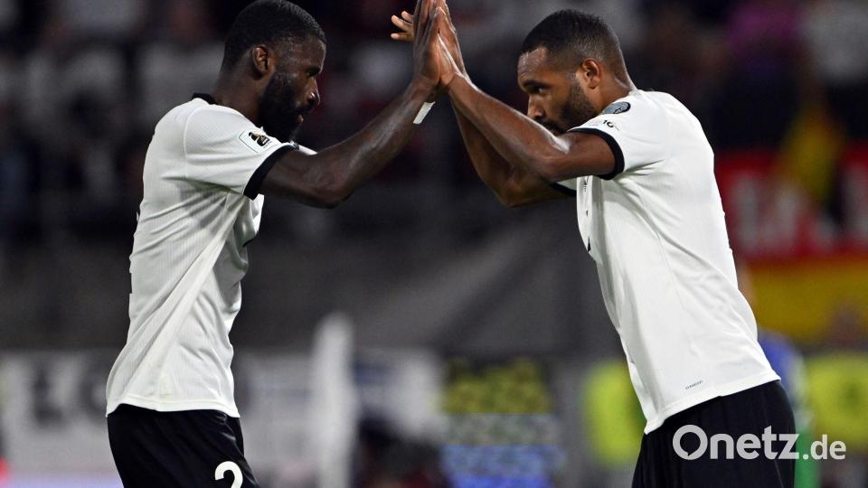 Nach dem Schlotterbeck-Aus wieder vereint im Abwehrzentrum: Antonio Rüdiger (l) und Jonathan Tah. (Archivbild) Bild: Federico Gambarini/dpa