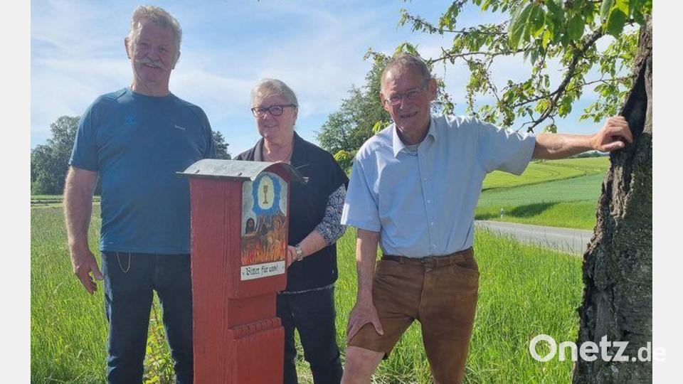 Über die gelungene Neugestaltung des Flurdenkmals freuten sich Georg und Veronika Ströhl sowie Josef Schmaußer. Bild: Annemarie Lehmeier