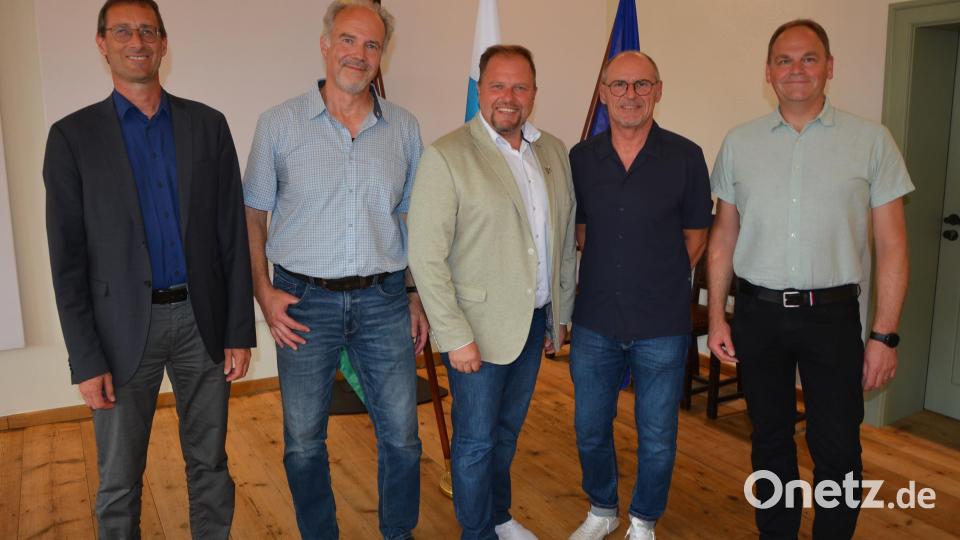Die neue Verbandsspitze des Landkreis-Service-Centers (LSC) Tirschenreuth (von links): Markus Zapf (Landratsamt Tirschenreuth), LSC-Geschäftsführer Stefan Kleber, Landrat Hubert Schicker, Bürgermeister Hans-Peter Schärl und stellvertretenden LSC-Geschäftsführer Martin Fehr. Bild: Josef Rosner