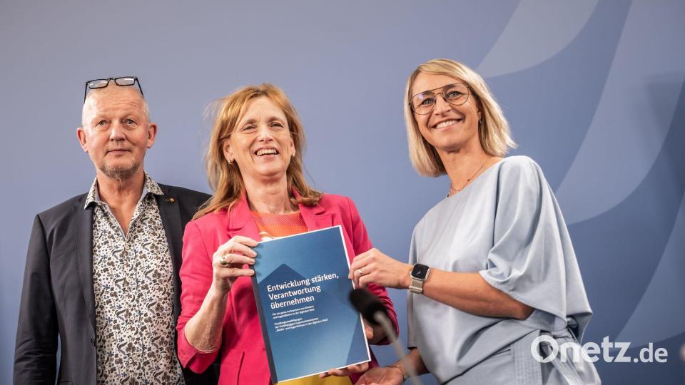 Die Kommission legt viel Wert auf die Verantwortung von Erwachsenen - und vor allem den sozialen Netzwerken selbst. Bild: Michael Kappeler/dpa