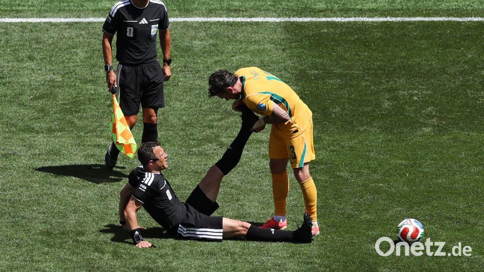 Der Australier Aiden O'Neill kümmert sich um den am Boden sitzenden Zwayer. (Archivbild) Bild: Maddy Grassy/FR172029 AP/AP/dpa