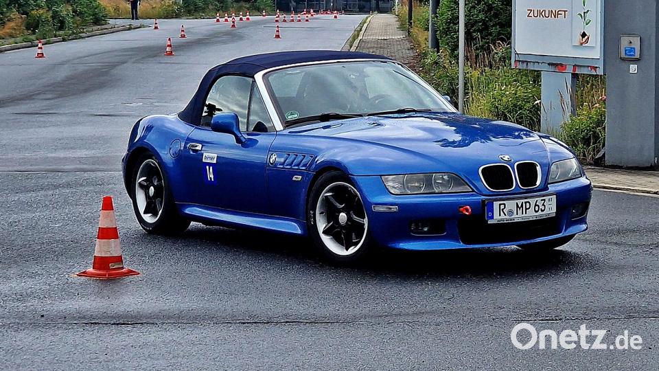 Bei diesem blauen Cabrio ist das Dach beim Slalom lieber geschlossen. Archivbild: Reinhard Kreuzer