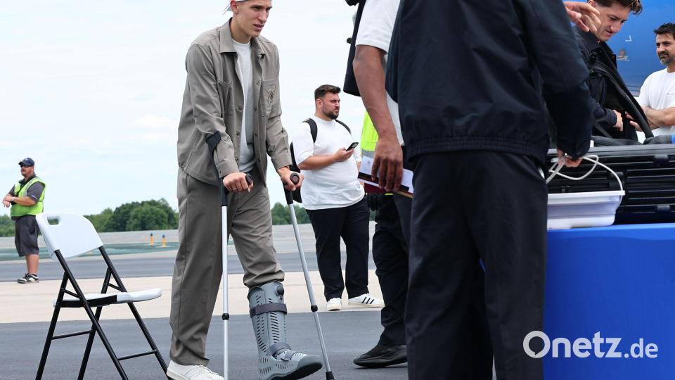 Es hätte seine WM werden können! Stattdessen muss der verletzte Nico Schlotterbeck beim Abflug der Mannschaft nach New York an Krücken gehen. Bild: Christian Charisius/dpa