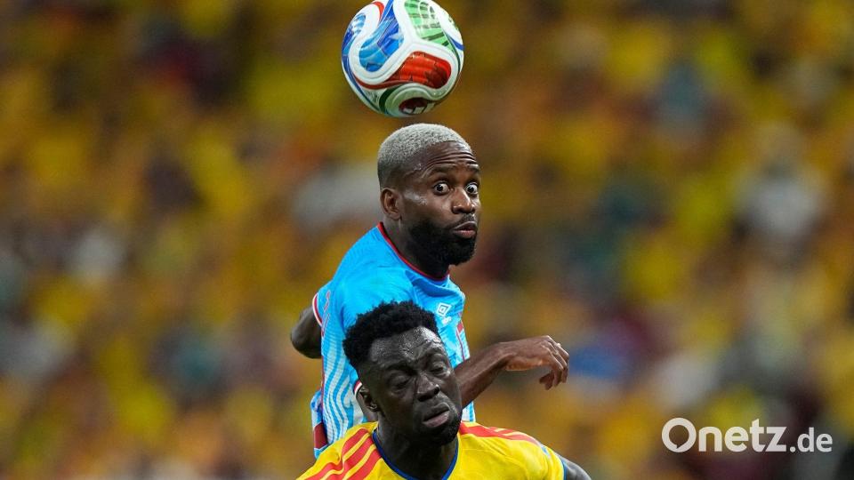 Cedric Bakambu aus dem Kongo (oben) kämpf mit Davinson Sanchez aus Kolumbien um den Ball. Bild: Fernando Llano/AP/dpa