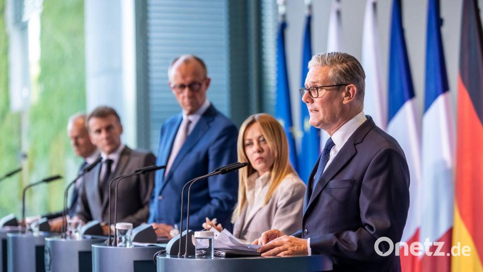 Kanzler Friedrich Merz (CDU) und die Staats- und Regierungschefs von Frankreich, Polen und Italien fanden lobende Worte für den scheidenden Premierminister von Großbritannien, Keir Starmer (rechts). Bild: Michael Kappeler/dpa