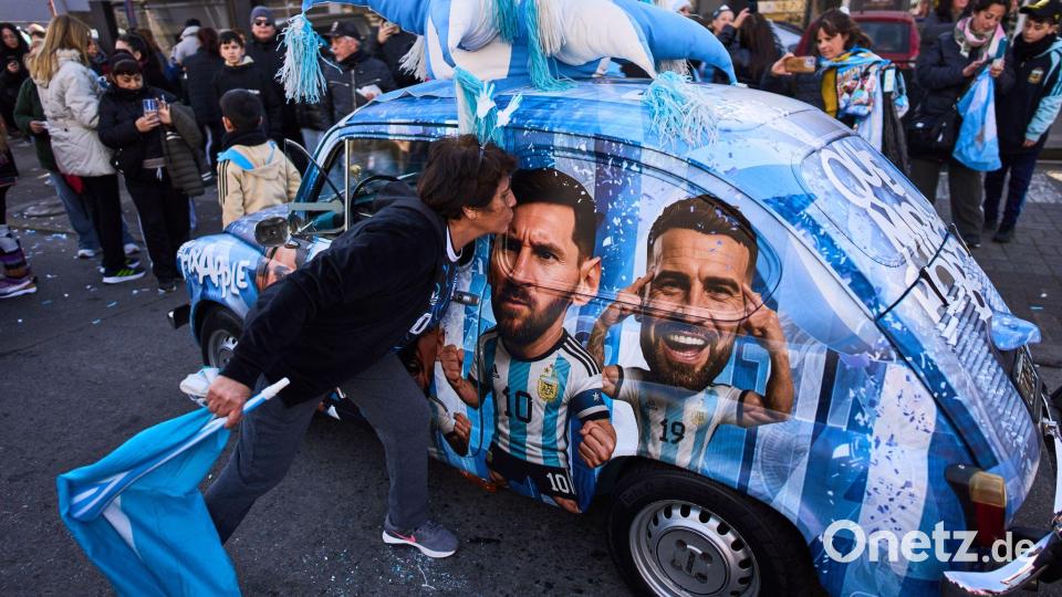 Argentinien lässt seinen Superstar hochleben. Bild: Rodrigo Abd/AP/dpa