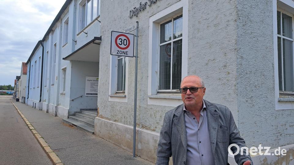 Bildungsunternehmer Hubert Döpfer steht vor dem Gebäude des ehemaligen Vereinshauses, das er 1999 erwarb und nun abreißen will. Dort sollen Wohnungen für Mitarbeiter und Auszubildende entstehen. Bild: Rudolf Hirsch