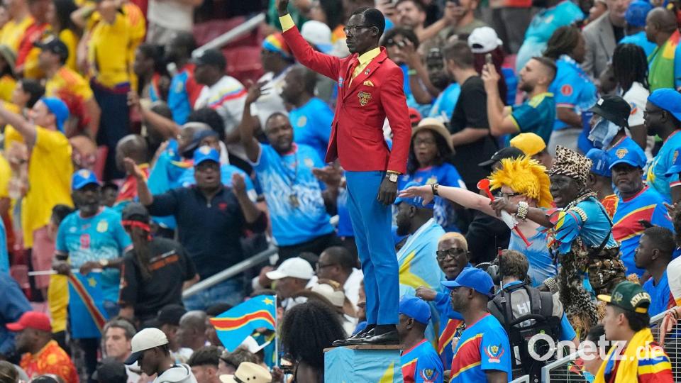 Michel Nkuka Mboladinga zog die Blicke beim WM-Spiel auf sich. Bild: Fernando Llano/AP/dpa