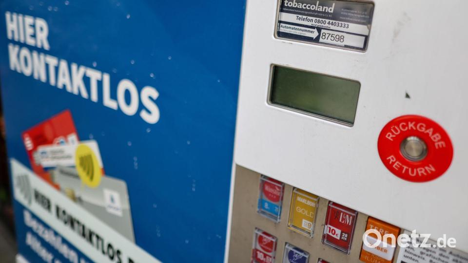 An fast 200.000 Zigarettenautomaten in Deutschland wird nach Angaben von Euro Kartensysteme beim Bezahlen mit der Girocard geprüft, ob der Käufer oder die Käuferin wie erforderlich volljährig ist. (Symbolbild) Bild: Jan Woitas/dpa