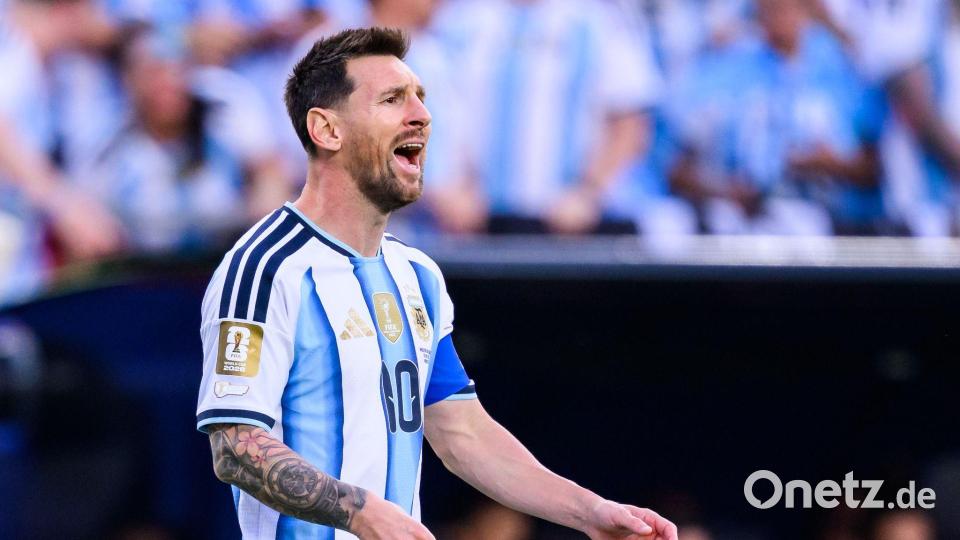 Die Argentinier haben ein goldenes WM-Logo auf dem Ärmel - und Lionel Messi auch noch einen „Legacy“-Patch. (Archivbild) Bild: Tom Weller/dpa