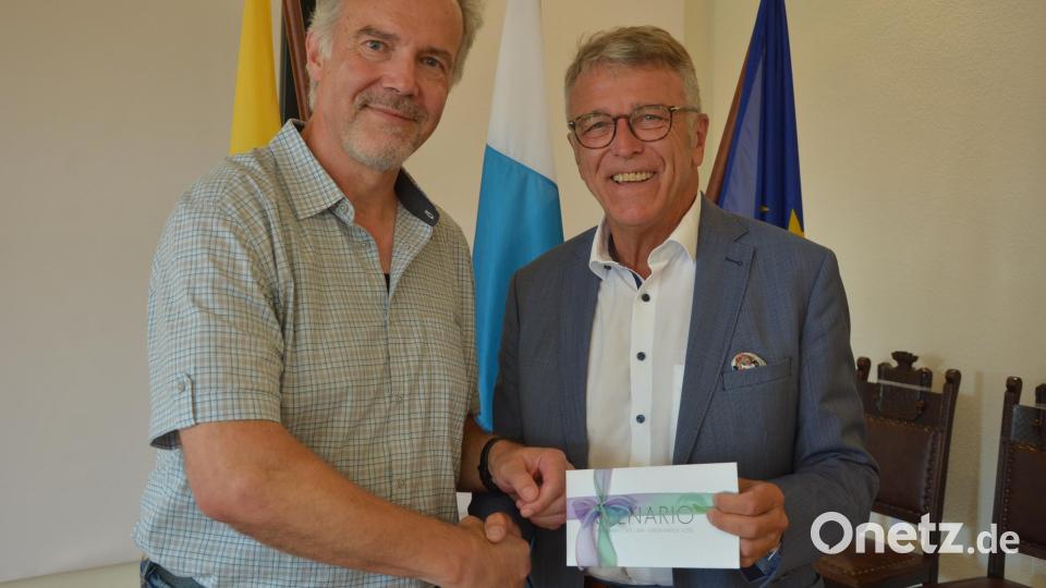 LSC-Geschäftsführer Stefan Kleber (links) dankte den scheidenden stellvertretenden Verbandsvorsitzenden Franz Stahl mit einem Gutschein. Bild: Josef Rosner